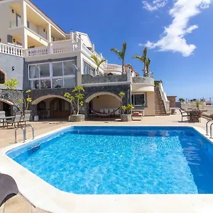 https://villa-boutique-leicht-friends.adeje-hotels.com